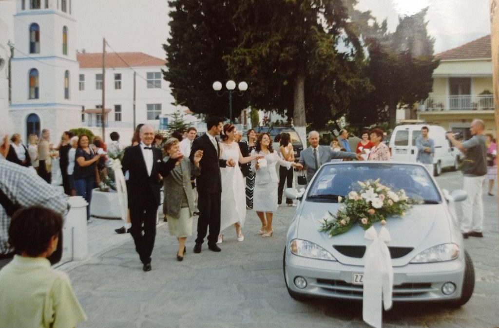 Nach der Hochzeit vor der Kirche
